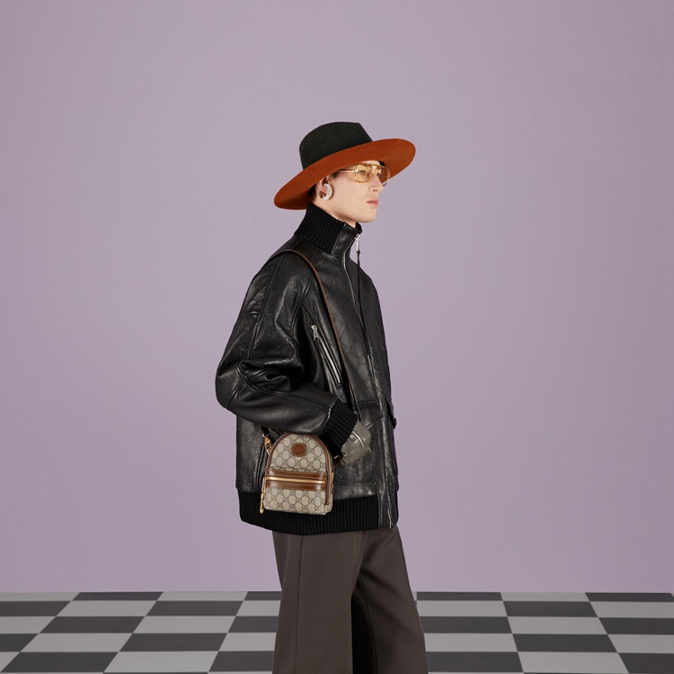 725654.92TCG.8563.003.100.0000.Light Multi function bag with Interlocking G